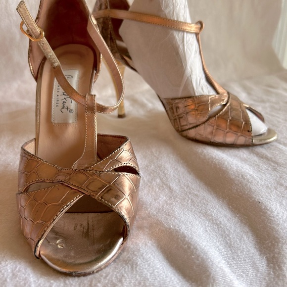 Comme Il Faut, 37 Copper embossed leather T-strap butterfly toe 3.5” heel. - Picture 1 of 4